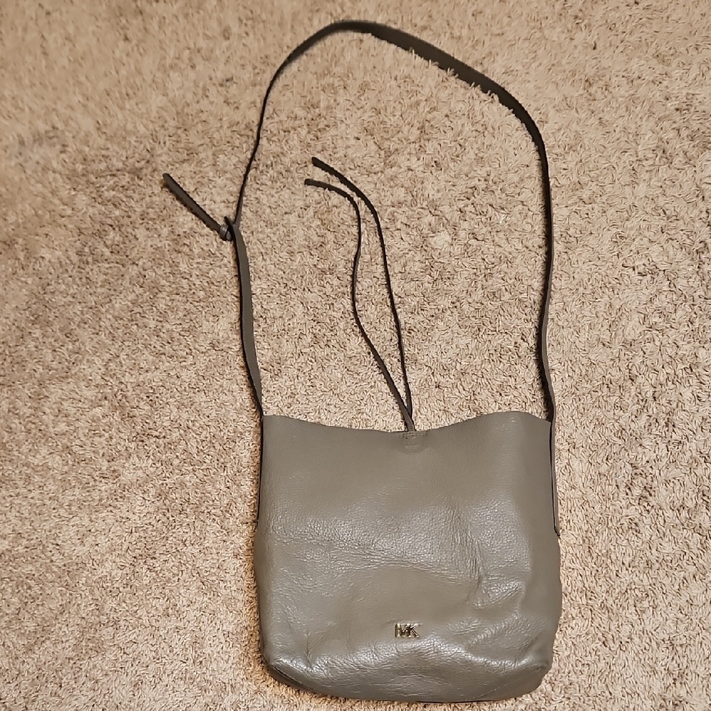 Michael Kors Junie Large Pebbled Leather Messenger Bag - Picture 5 of 16